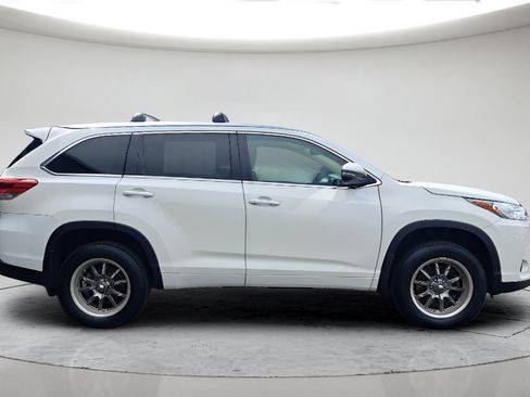 Used 2017 Toyota Highlander XLE AWD/4WD image 2