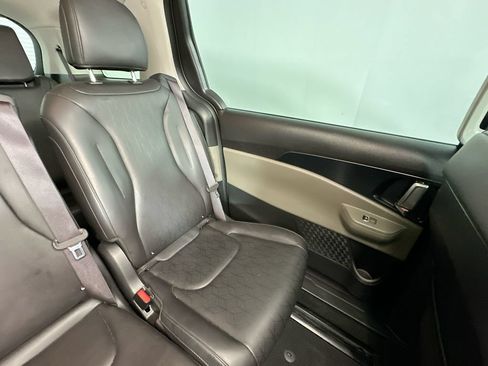Used 2025 Kia Carnival FWD image 14