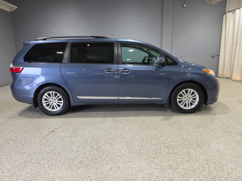 Used 2017 Toyota Sienna XLE FWD image 2