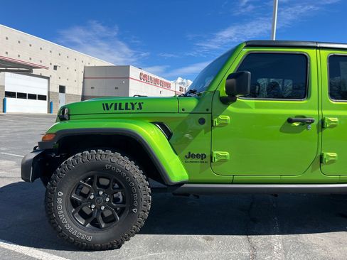 Used 2025 Jeep Gladiator Willys image 9