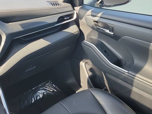 Used 2022 Toyota Highlander XSE FWD image 13