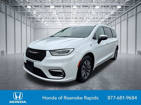 Used 2023 Chrysler Pacifica Limited FWD image 3