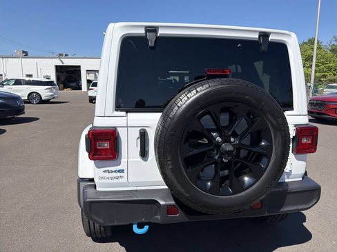 Used 2024 Jeep Wrangler Unlimited Sahara w/ Technology Group AWD/4WD image 4