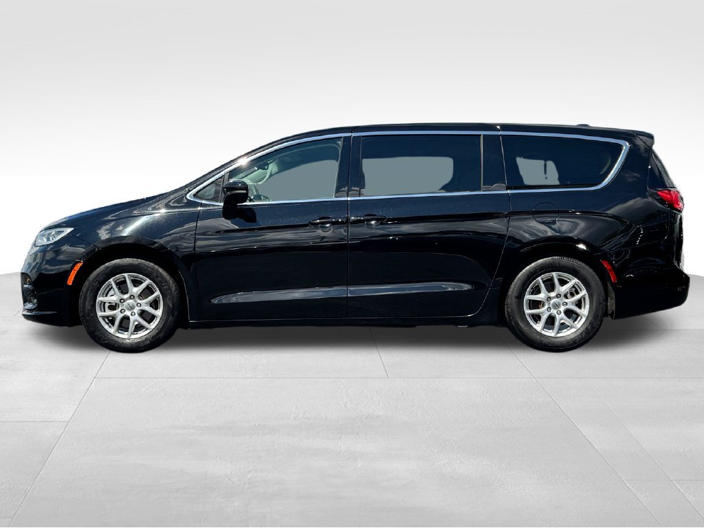 Used 2024 Chrysler Pacifica Touring-L FWD image 4