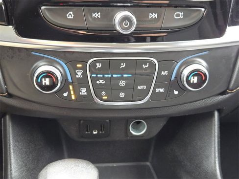 Used 2021 Chevrolet Traverse LT image 21