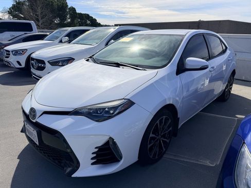 Used 2017 Toyota Corolla SE w/ SE Premium Package image 2