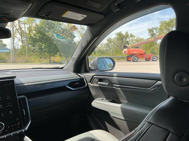Used 2025 GMC Acadia AT4 AWD/4WD image 29