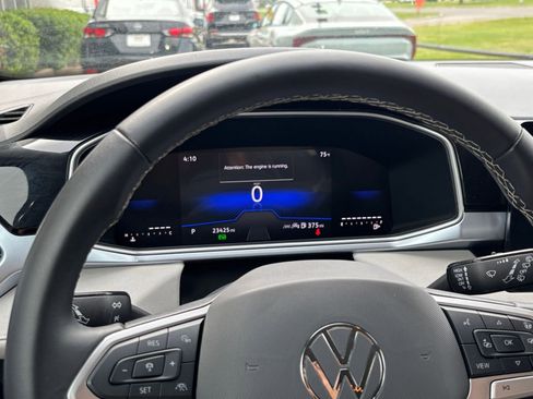 Used 2025 Volkswagen Taos SE image 41