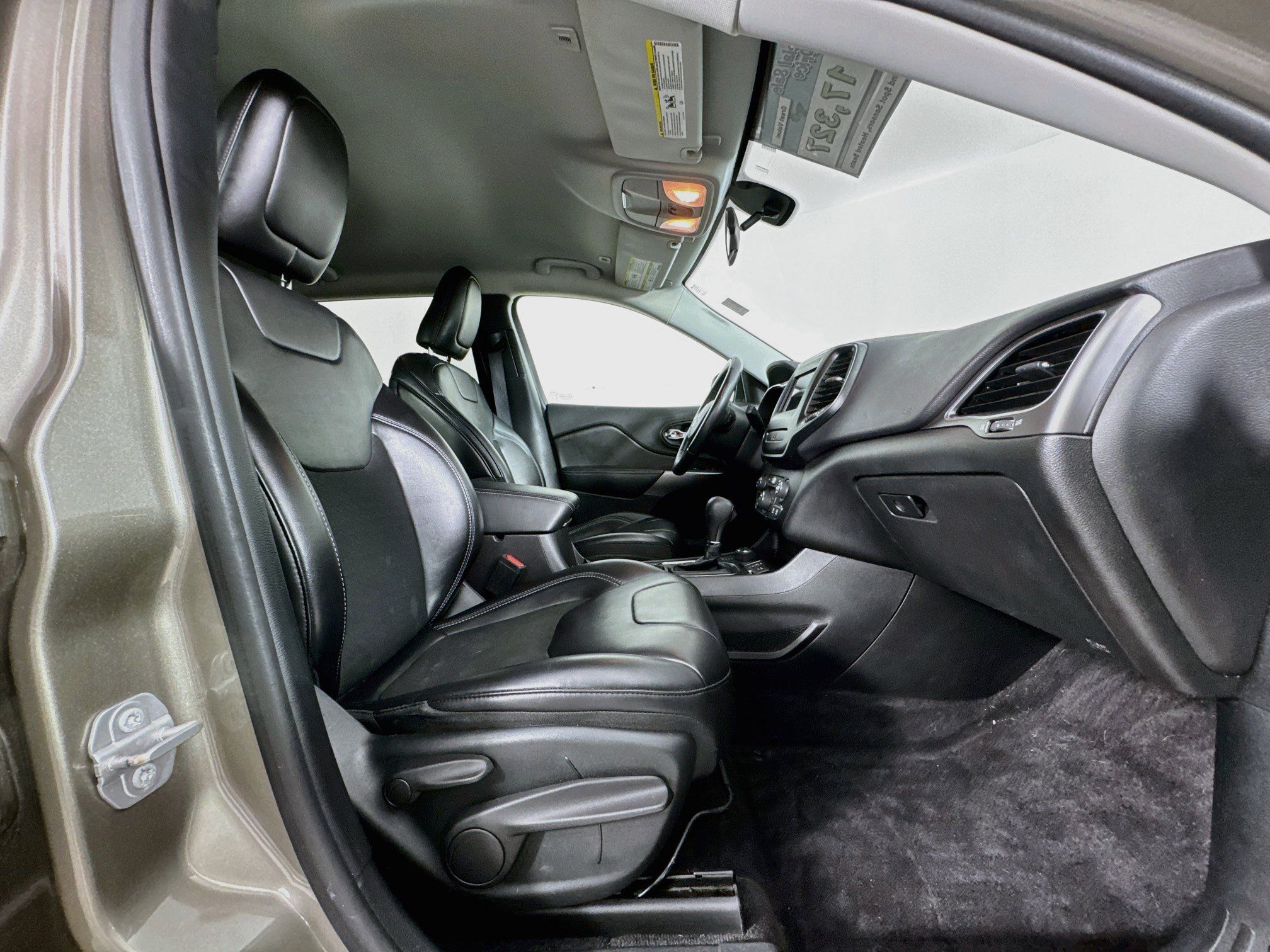 Used 2019 Jeep Cherokee Latitude Plus w/ Cold Weather Group AWD/4WD image 28