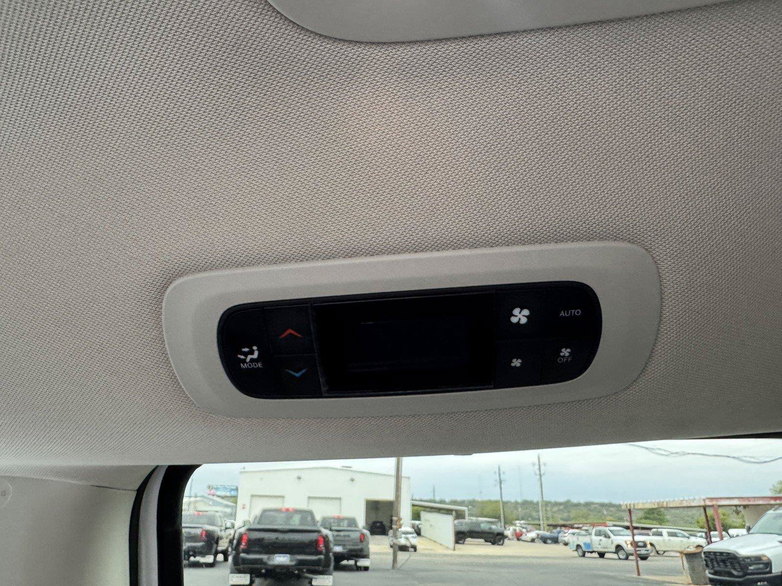 Used 2023 Chrysler Pacifica Touring-L FWD image 31