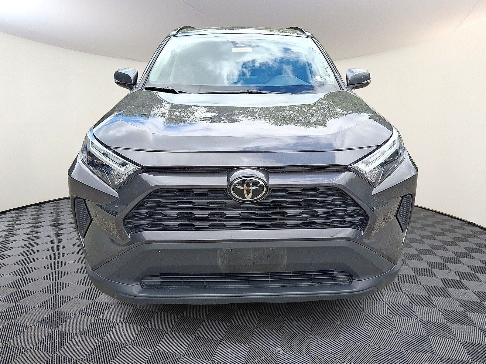Used 2025 Toyota RAV4 XLE AWD/4WD image 2