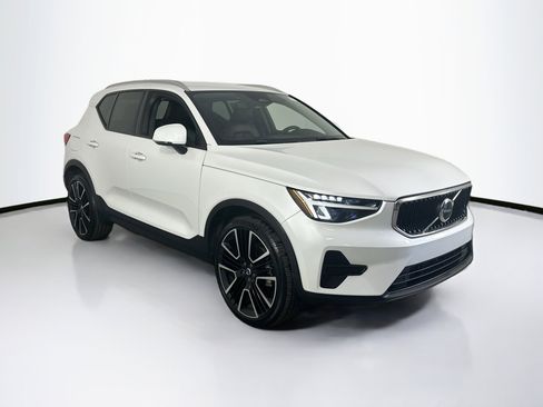 Used 2023 Volvo XC40 B4 Core w/ Convenience Package image 3