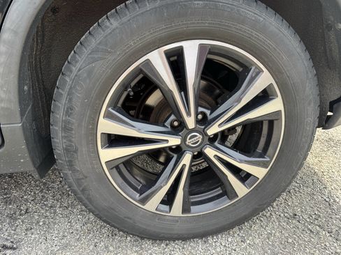 Used 2018 Nissan Rogue SL image 11