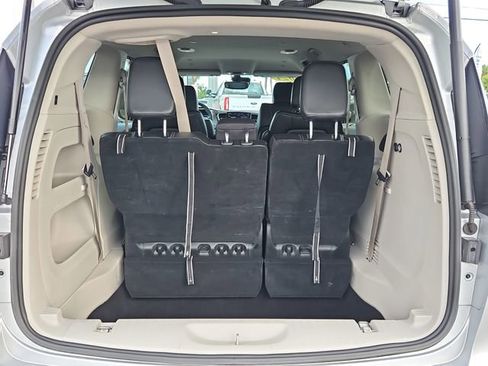 Used 2024 Chrysler Pacifica Touring-L image 7