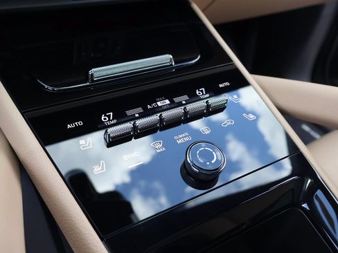 Certified 2025 Porsche Cayenne AWD/4WD image 14