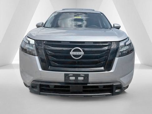 Used 2025 Nissan Pathfinder SL w/ Black Appearance Package AWD/4WD image 2