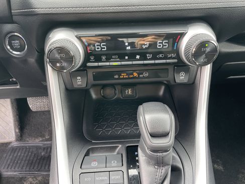 Used 2025 Toyota RAV4 XLE image 50