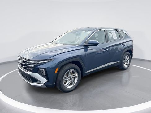 Certified 2025 Hyundai Tucson SE image 1