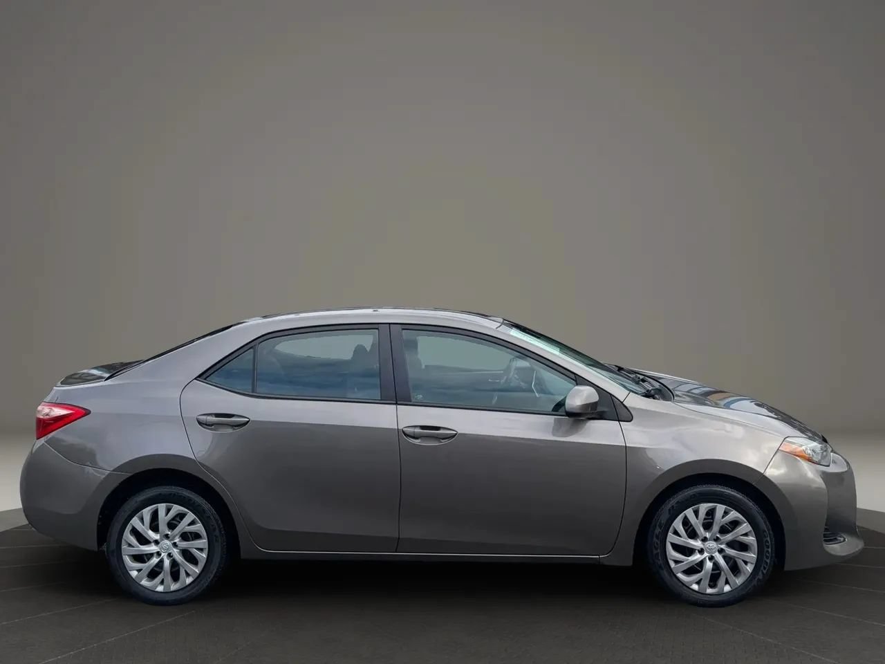 Used 2017 Toyota Corolla LE FWD image 6