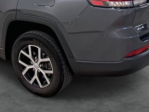 Used 2024 Jeep Grand Cherokee L Limited w/ Luxury Tech Group II image 9