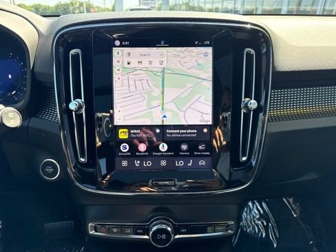 Certified 2025 Volvo XC40 B5 Plus AWD/4WD image 25