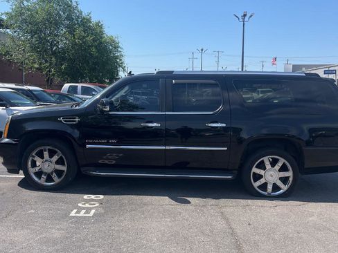 Used 2011 Cadillac Escalade ESV Luxury AWD/4WD image 2