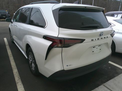 Used 2025 Toyota Sienna XLE image 7