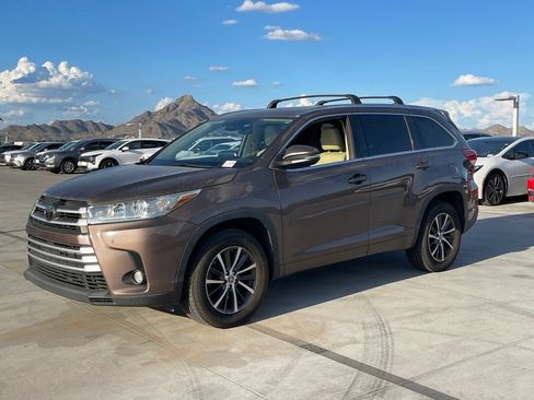 Used 2018 Toyota Highlander XLE w/ Carpet Mat Package (TMS) FWD image 2