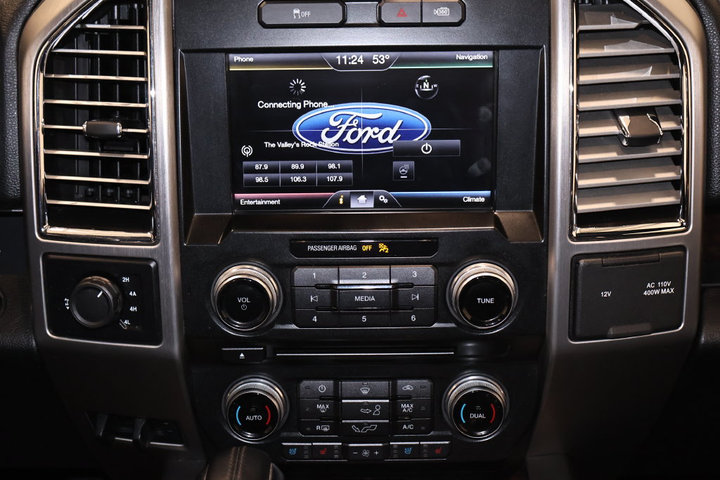 Used 2015 Ford F150 Platinum w/ Equipment Group 701A Luxury AWD/4WD image 32