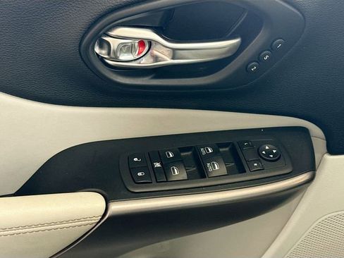 Used 2019 Jeep Cherokee Limited AWD/4WD image 18