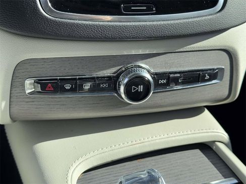 Certified 2024 Volvo XC90 B6 Ultimate w/ Protection Package Premier image 28