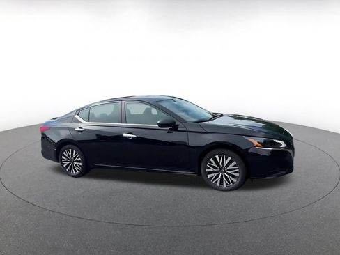 Used 2025 Nissan Altima 2.5 SV FWD image 2