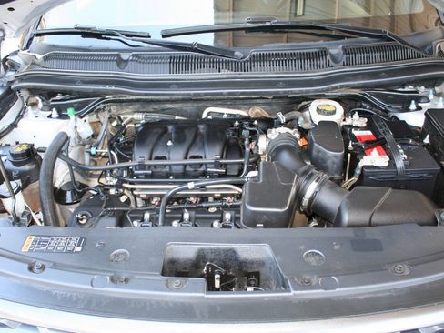 Used 2018 Ford Explorer XLT w/ Equipment Group 202A AWD/4WD image 11