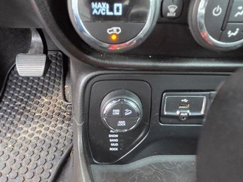 Used 2017 Jeep Renegade Trailhawk w/ Premium Trailhawk Package AWD/4WD image 8