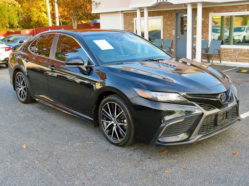 Used 2023 Toyota Camry SE image 5