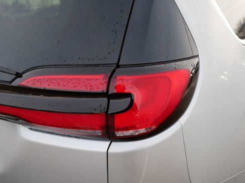 Used 2023 Chrysler Pacifica Limited image 17