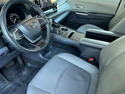 Used 2023 Toyota Sienna XLE FWD image 9