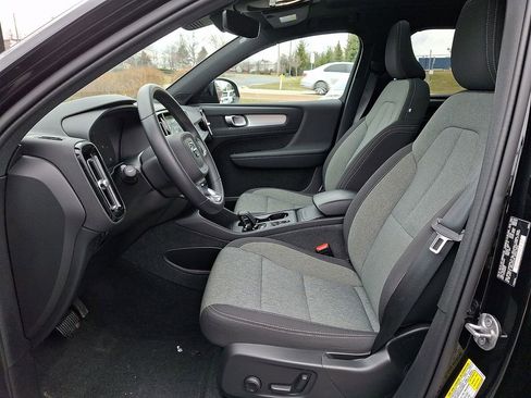 Used 2024 Volvo XC40 B5 Core image 16