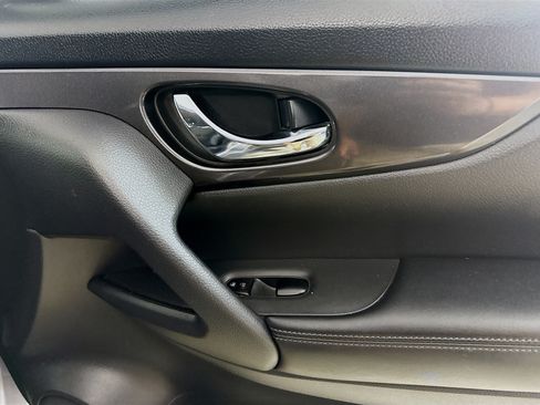 Used 2017 Nissan Rogue S FWD image 30