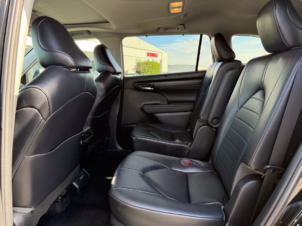 Used 2023 Toyota Highlander XLE AWD/4WD image 16