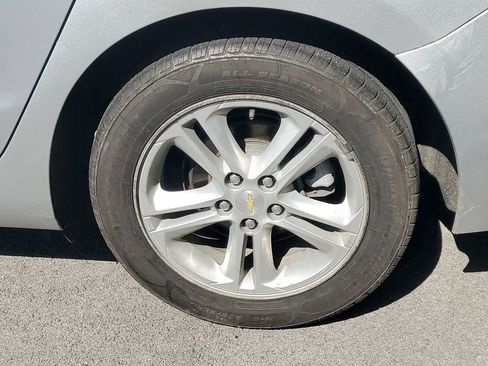 Used 2018 Chevrolet Cruze LT w/ Convenience Package FWD image 2