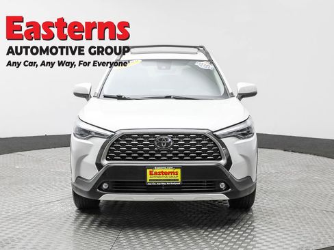 Used 2022 Toyota Corolla Cross XLE w/ Convenience Package image 2