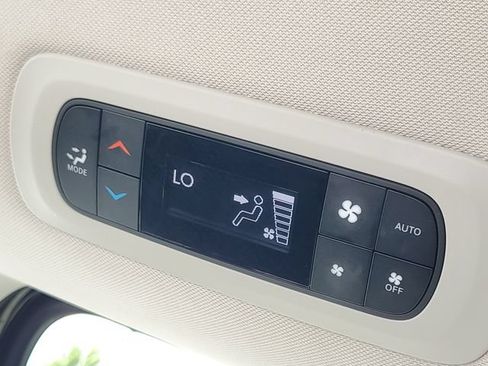 Used 2023 Chrysler Pacifica Touring-L FWD image 34