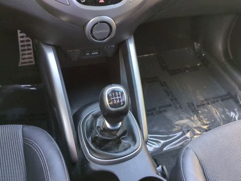 Used 2013 Hyundai Veloster w/ Style Pkg image 16