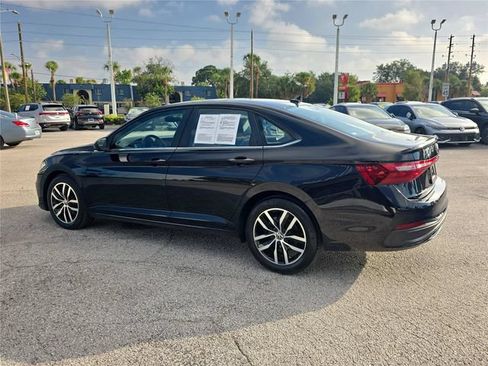 Used 2025 Volkswagen Jetta SE FWD image 4