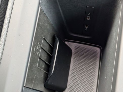 Used 2025 Volkswagen Tiguan SE image 9