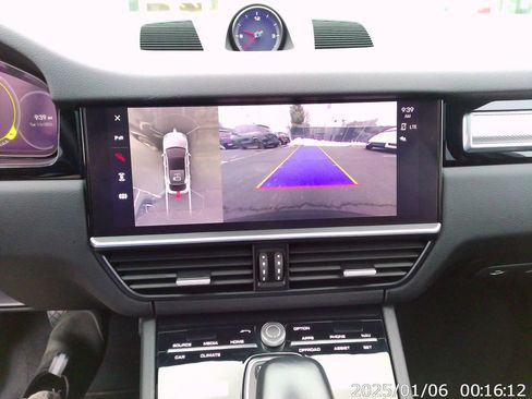 Used 2023 Porsche Cayenne Platinum Edition image 24