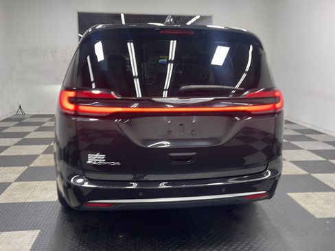 Used 2023 Chrysler Pacifica Touring-L FWD image 17
