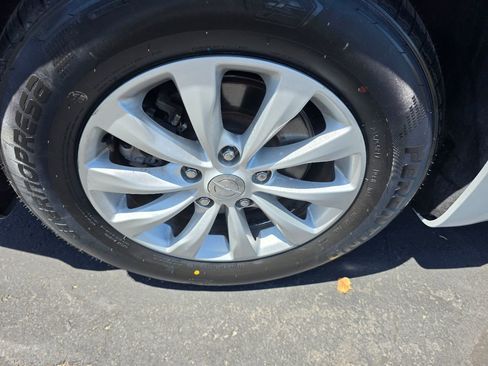 Used 2017 Chrysler Pacifica Touring w/ Tire & Wheel Group FWD image 15