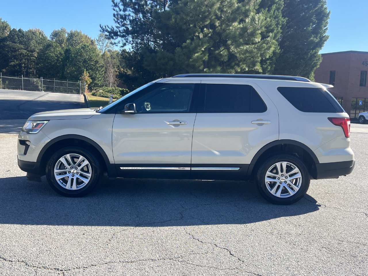 Used 2018 Ford Explorer XLT w/ Equipment Group 202A AWD/4WD image 25